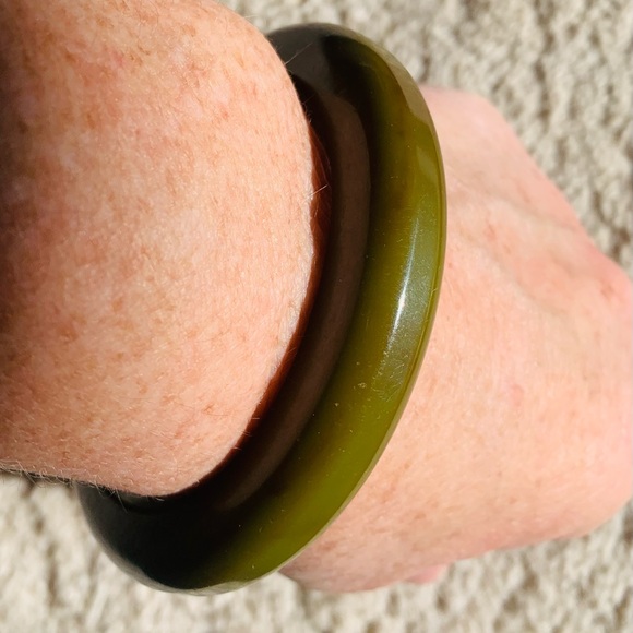 Olive Green Vintage BAKELITE Bangle - Picture 5 of 5